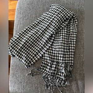 Houndstooth scarf